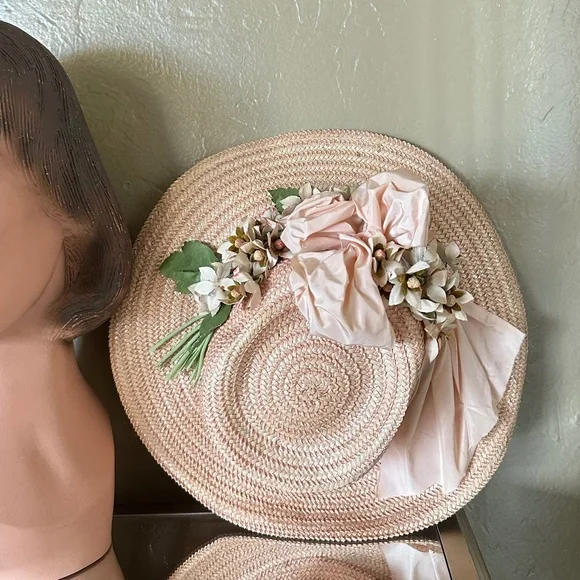 DELIGHTFUL 1960s' IVORY/PEACH STRAW FEDORA + FABRIC FLOWERS & TAFFETA BANDS